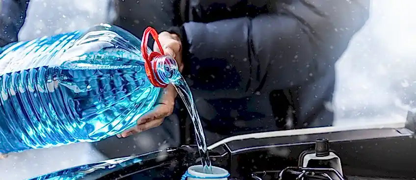 Antifriz, motorun donmasını önlemek için kullanılan bir sıvıdır.